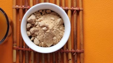 Bira mayalarını bir bardak suda karıştırıyorum. .