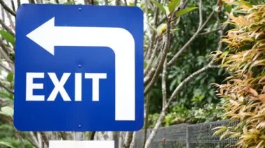 tuğla duvar çıkış işareti .