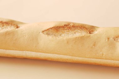 Taze pişmiş baget ekmeği, masaya yakın. .