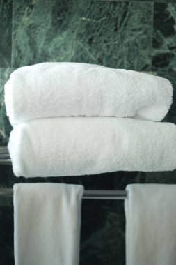 Dolaptaki rafta beyaz havlu. Yüksek kalite fotoğraf