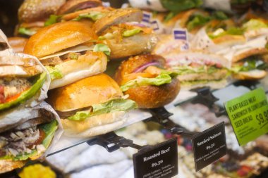 Jambonlu ve domatesli taze ev yapımı hamburger.,