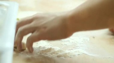 Hamuru masanın üzerine heykel yap. Etli hamur köftesi pişir. Etli börek yapıyorum. Yüksek kaliteli FullHD görüntüler