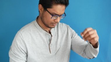 Genç adam koltukaltını kokluyor, kötü koku kavramı