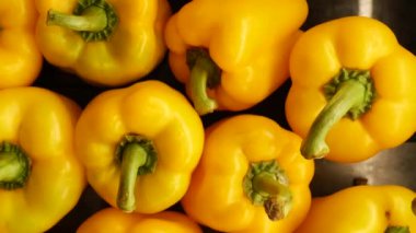 Markette olgun kırmızı ve sarı biberler. Yüksek kalite 4k görüntü