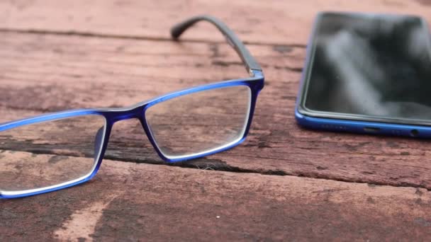 Óculos Cor Azul Telefone Inteligente Mesa — Vídeo de Stock