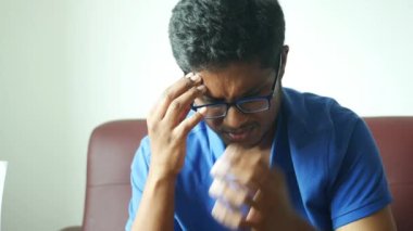 Bunalımlı adam kendini hasta hissediyor ve maddi sorunları için endişeli..