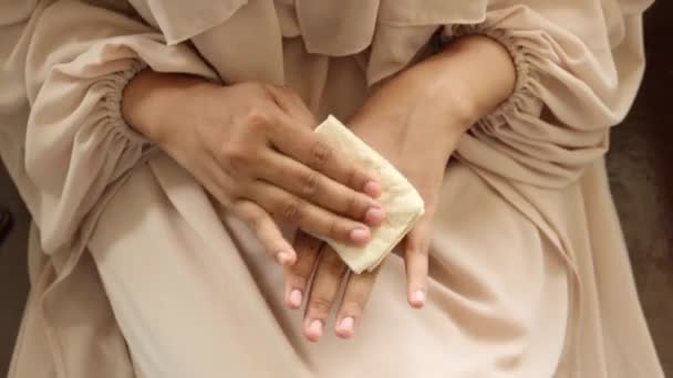 Mujeres Desinfectando Sus Manos Con Una Toallita Húmeda — Vídeo de stock