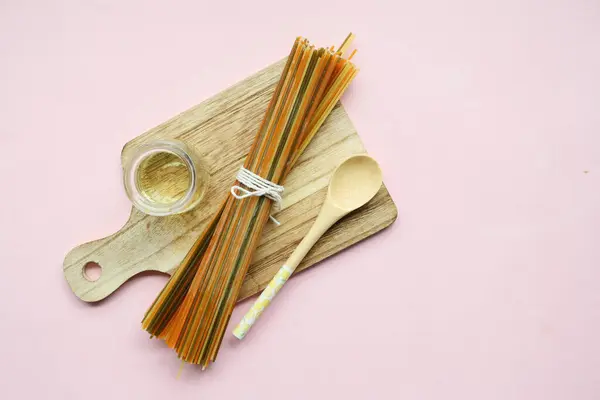 Ovo Espaguete Longo Amarelo Óleo Mesa — Fotografia de Stock