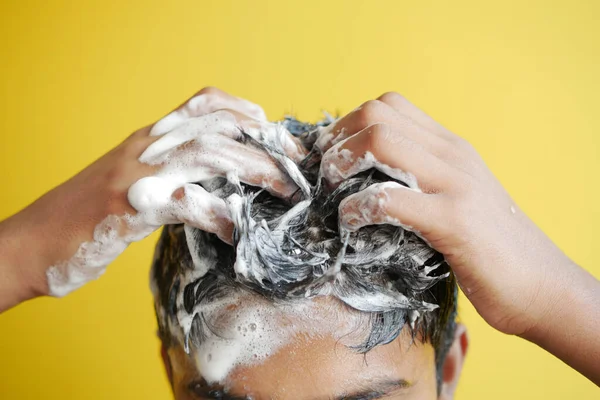 Homens Jovens Lava Seu Cabelo Com Xampu — Fotografia de Stock