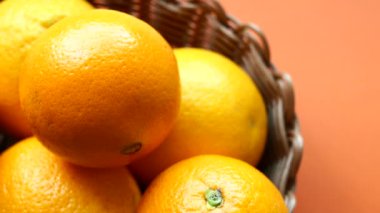 Bir kasede bir dilim portakal meyvesini yakın. .