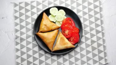 Samosa, popüler bir Hint sokak yemeği.