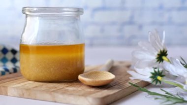 Ev yapımı kahve kabın içinde masanın üstünde.