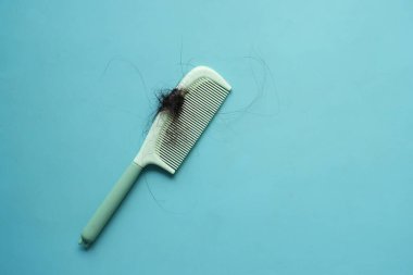 Saçları dökülmüş bir fırça