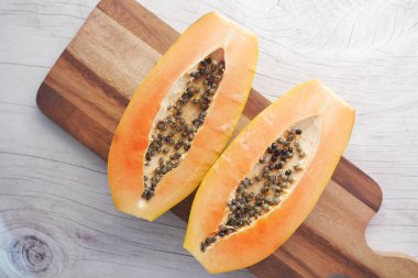 Beyaz tabakta bir dilim papaya.