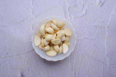 Beyaz arkaplanda pf sarımsağı kapat,,