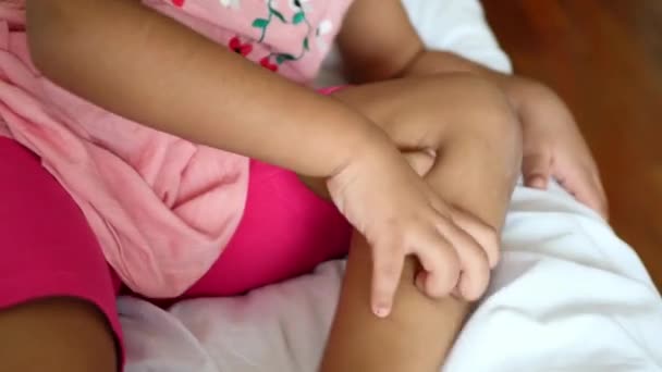 Barn Flicka Som Lider Klåda Hud Närbild — Stockvideo