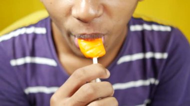  çocuğun beslenme lolipop yakın çekim ,