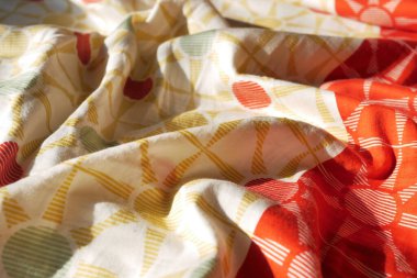 Sabahın köründe dağınık yatak, uyandıktan sonra dağınık yatak. .