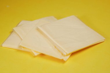 Sarı üzerine peynir dilimleri olan şeffaf paket.