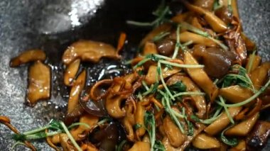 Pişirme tavasında mantar pişirme manzarası ,