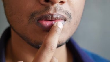  Yağ jölesi kullanarak insan elini kapat. .