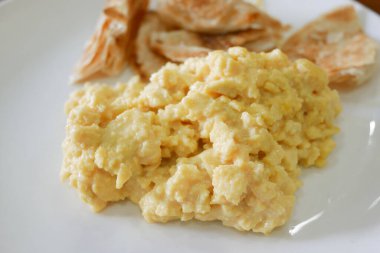 Fırında yumurta ve ekmek. ,