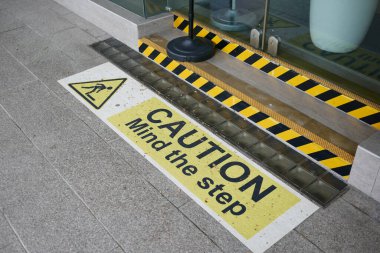 Singapur 'da dikkat levhası .