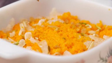 Lezzetli Jollof Rice servis edilen büyük beyaz bir kase. ,