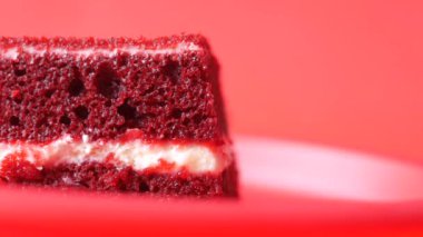 Tabakta kırmızı kadife kek .