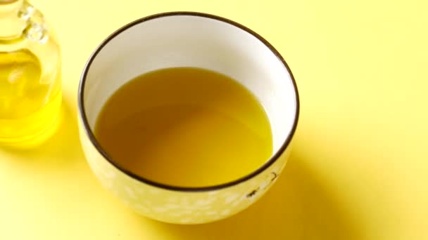 黄底橄榄油黄颜色碗 — 图库视频影像
