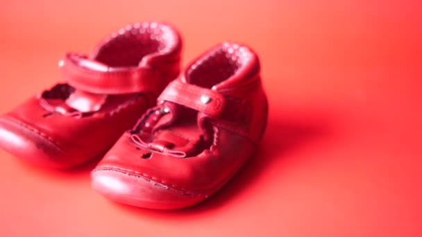 Детская Обувь Красном Фоне — стоковое видео
