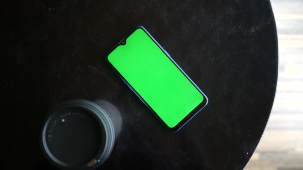 Забрать Бумажный Кофе Чашку Смартфон Зеленым Экраном Столе — стоковое видео