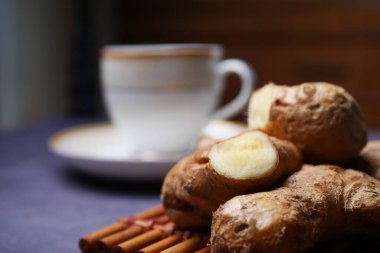 Ahşap zemin üzerinde zencefil çayı