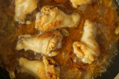 Tavada körili tavuk pişirmek. ,