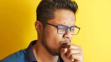 Hasta adamın grip alerjisi var. Hapşırıyor ve burnunu siliyor.