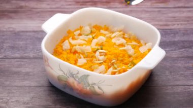 Lezzetli Jollof Rice servis edilen büyük beyaz bir kase. ,