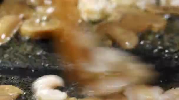 調理鍋でキノコを調理するのをやめ — ストック動画