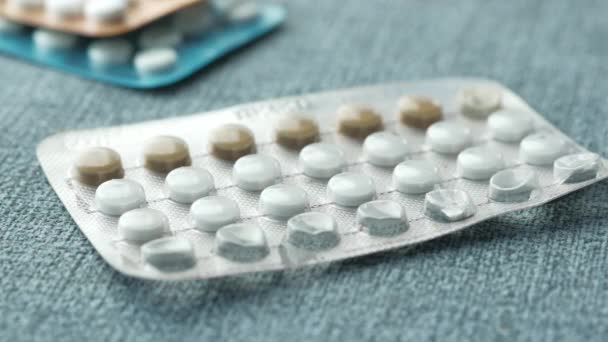 Fogamzásgátló Tabletták Leejtése Asztalon — Stock videók