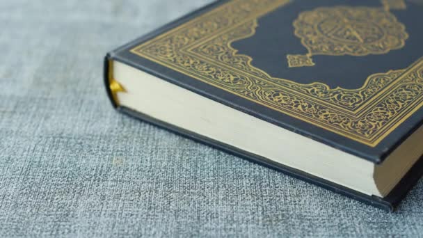 Святая Книга Коран Четки Столе Закрыть — стоковое видео