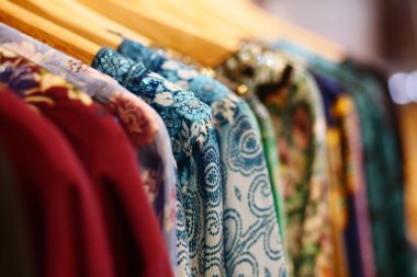 Masadaki giysi yığınını kapat.