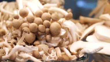  Kesme tahtasında karışık mantar ,