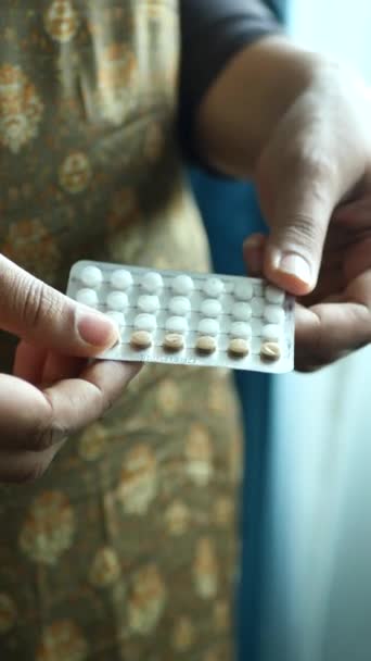 Mujeres Mano Golding Píldoras Anticonceptivas Cerca — Vídeo de stock