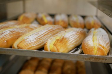 Taze pişmiş ekmek raflarda satılmaya hazırdır.. .