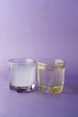 Mor arkaplandaki kirli ve temiz yiyiciyi karşılaştırmak .