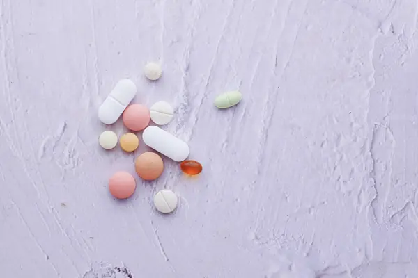 Selektywne Skupienie Zbliżenie Wielu Kolorowych Tabletek Kapsułek — Zdjęcie stockowe