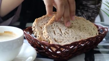 Kahvaltı için kaş ekmeği ve çay fincanı. ,