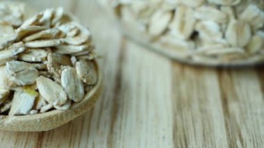 Kavrulmuş yulaf gevreğini masaya yakın. ,