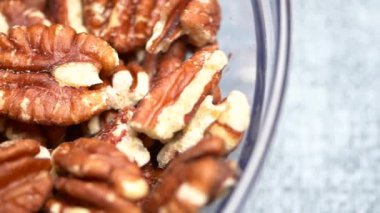 Masadaki tabakta ceviz ,