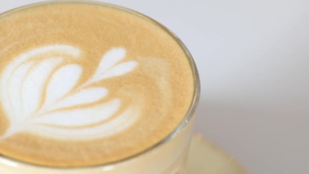 Filiżankę Późnej Kawy Kwiatowym Wzorem Szczycie Kawiarni — Wideo stockowe