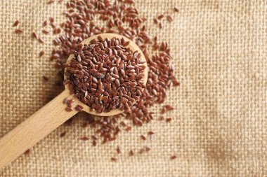  Masadaki kaşıkta keten tohumu .